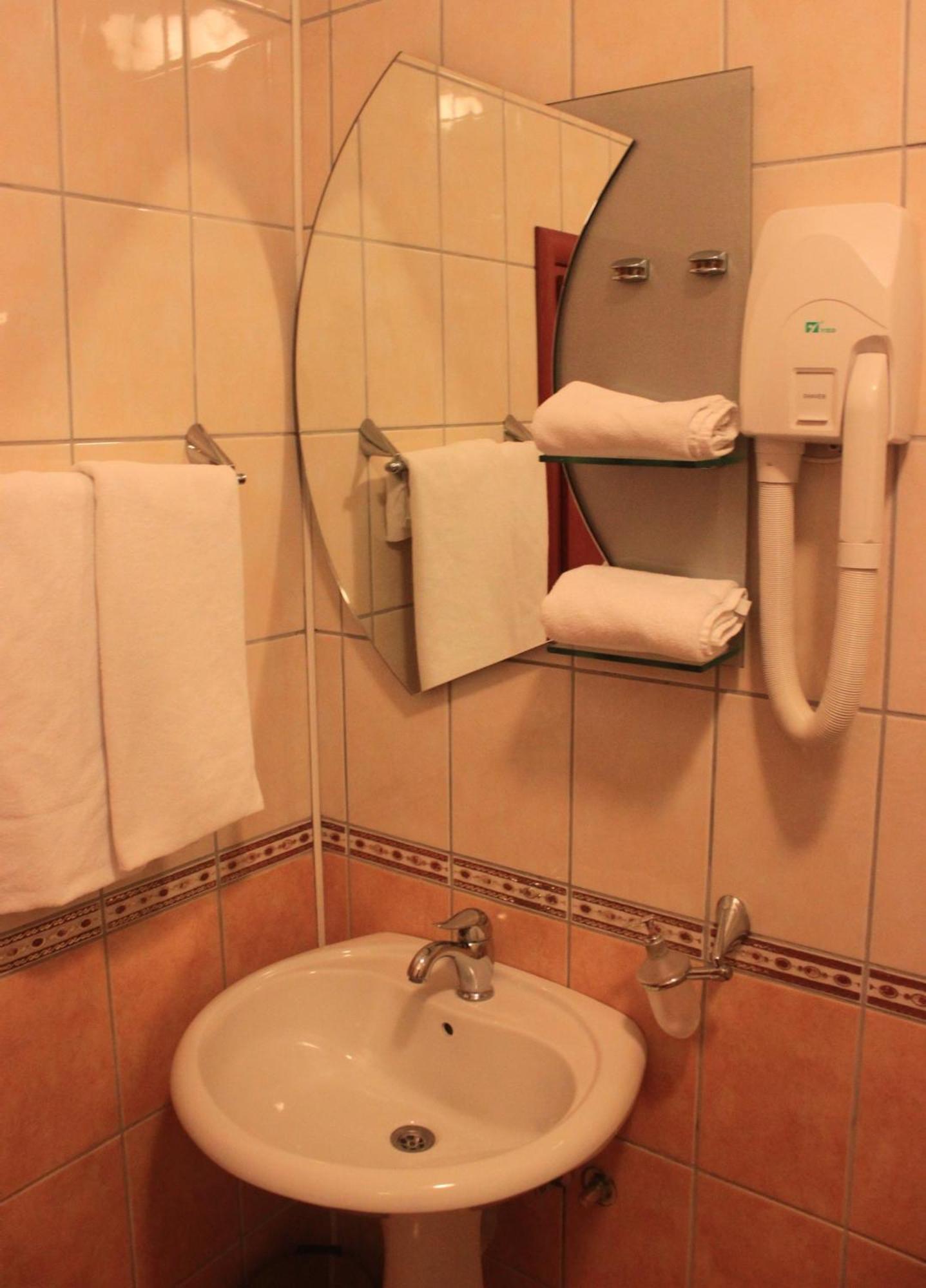Hotel Apollonia Pristina Rum bild