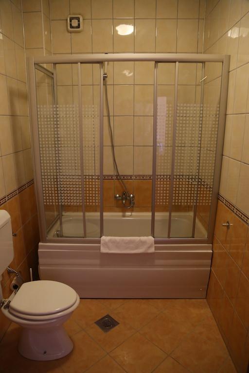 Hotel Apollonia Pristina Rum bild