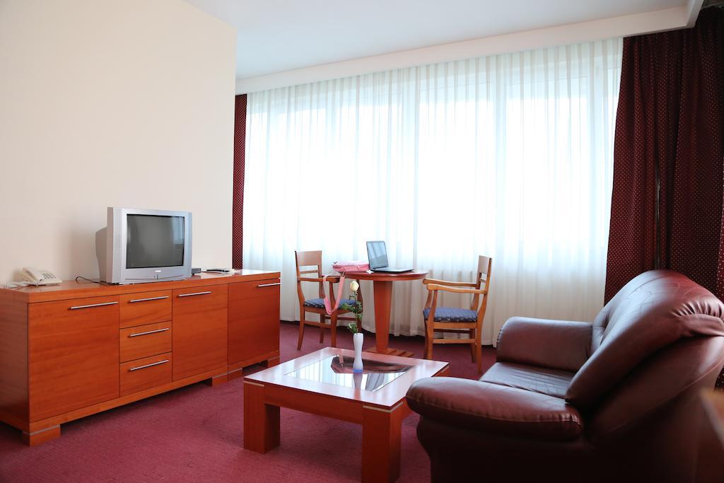 Hotel Apollonia Pristina Rum bild