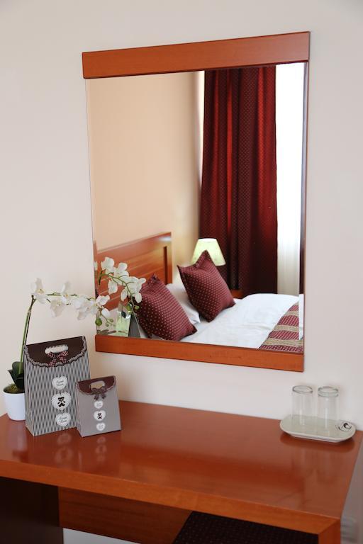 Hotel Apollonia Pristina Rum bild