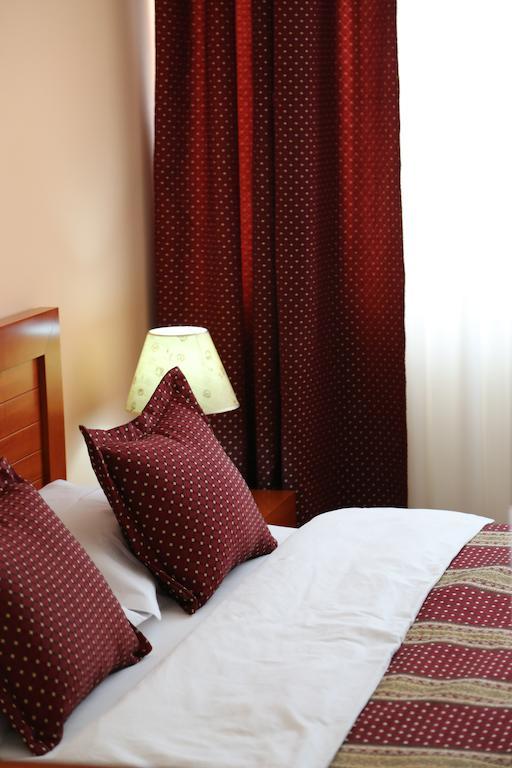 Hotel Apollonia Pristina Rum bild