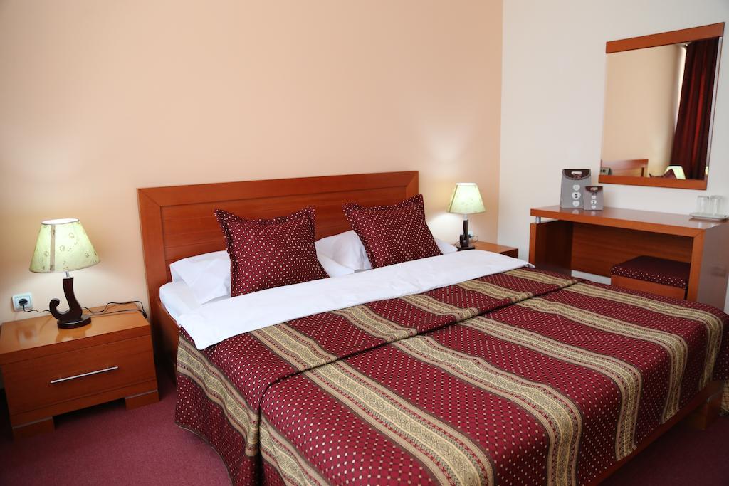 Hotel Apollonia Pristina Rum bild