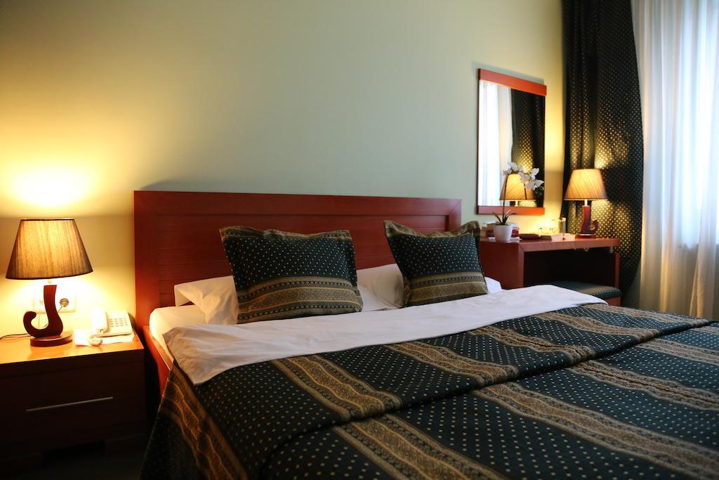 Hotel Apollonia Pristina Rum bild