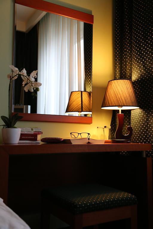 Hotel Apollonia Pristina Rum bild