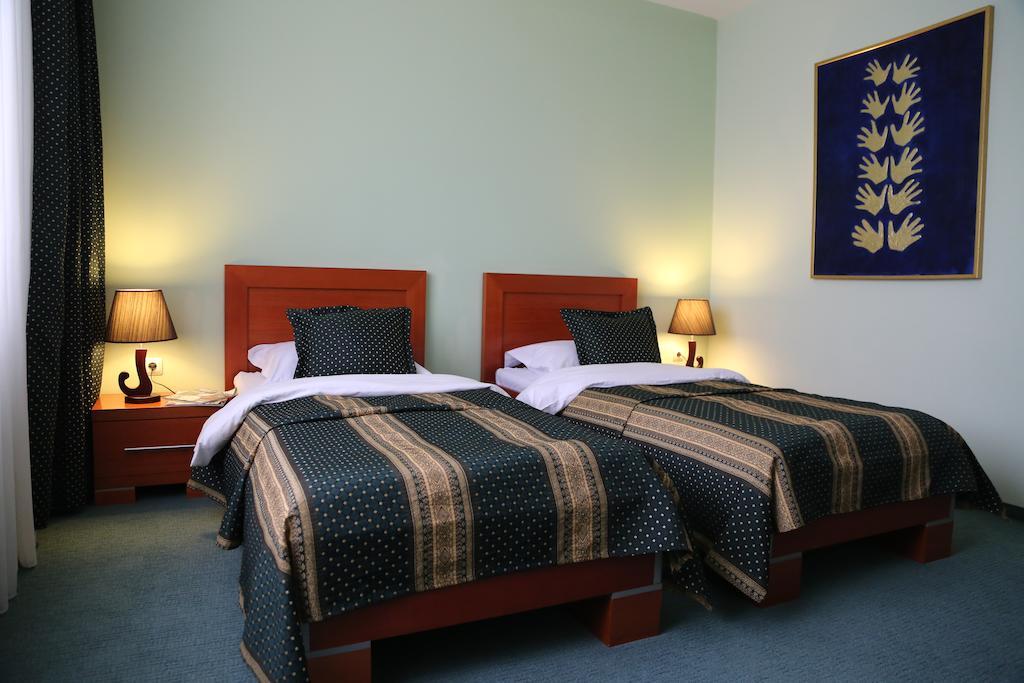 Hotel Apollonia Pristina Rum bild