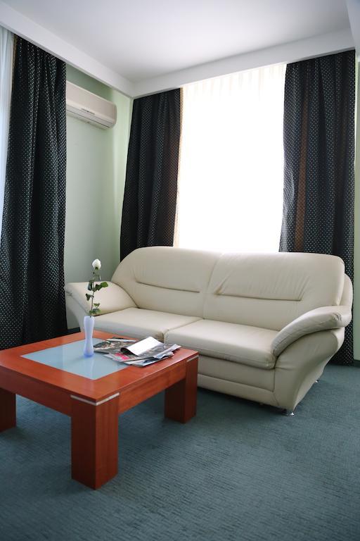 Hotel Apollonia Pristina Rum bild