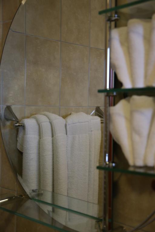 Hotel Apollonia Pristina Rum bild