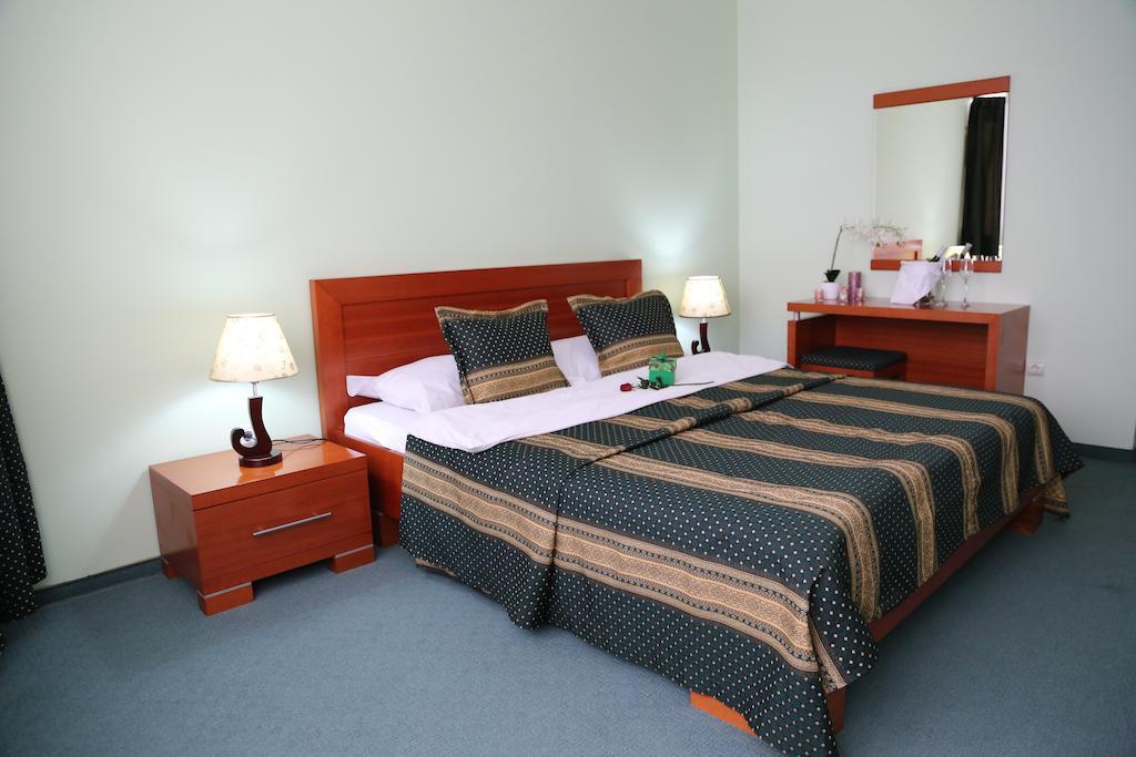 Hotel Apollonia Pristina Rum bild