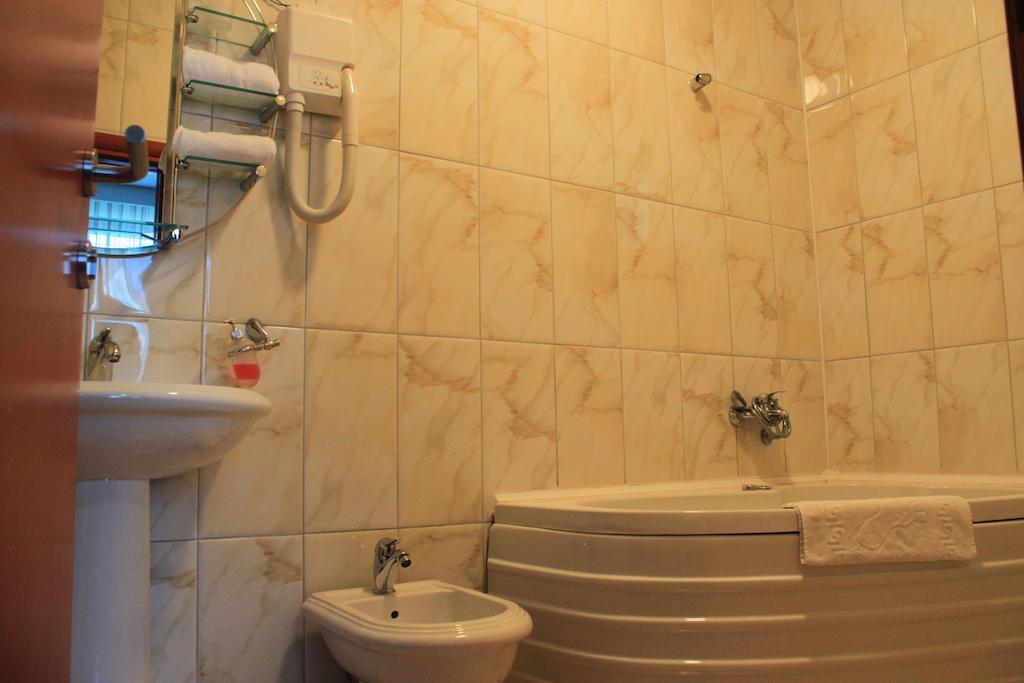 Hotel Apollonia Pristina Rum bild