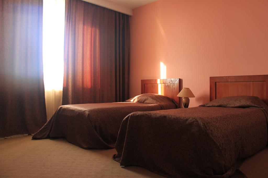 Hotel Apollonia Pristina Rum bild