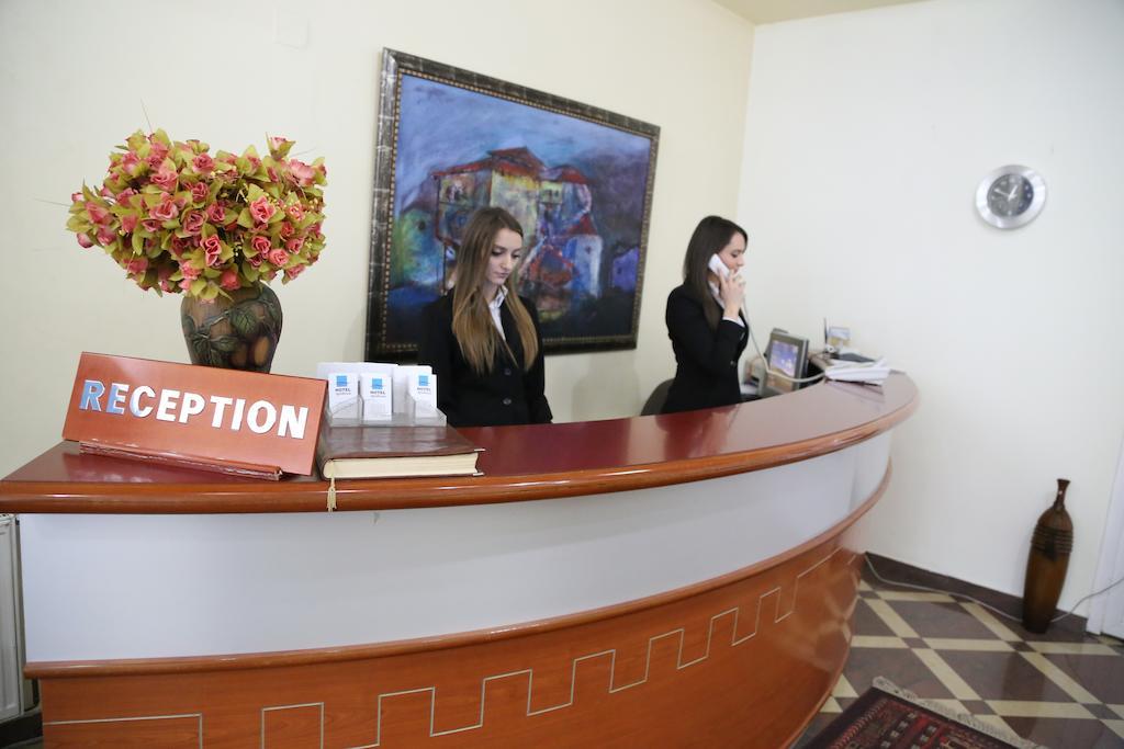 Hotel Apollonia Pristina Exteriör bild