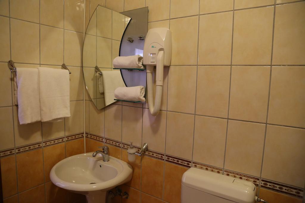 Hotel Apollonia Pristina Exteriör bild
