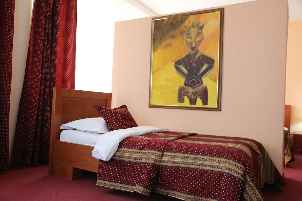 Hotel Apollonia Pristina Exteriör bild