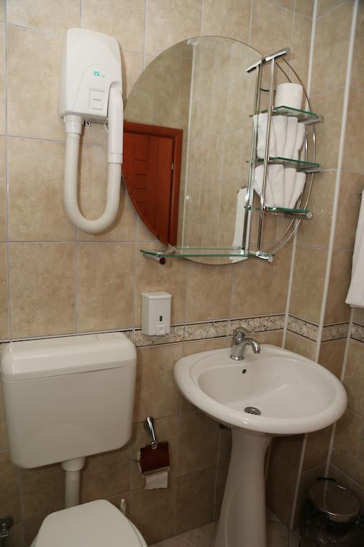 Hotel Apollonia Pristina Exteriör bild